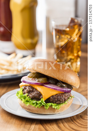 チーズバーガーとポテトとドリンクのファストフードセット チーズバーガーとポテトとドリンクのファストフードセット 137514703