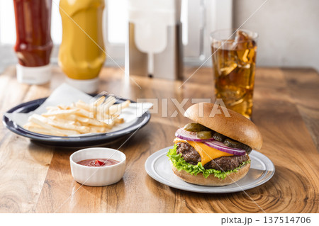 チーズバーガーとフライドポテトとコーラの食事 137514706