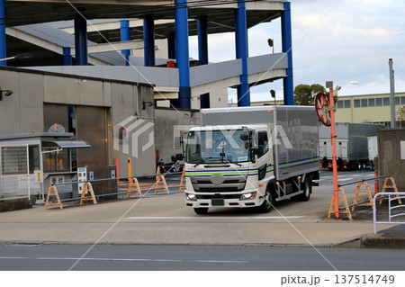 物流倉庫とトラック イメージ 物流倉庫とトラック イメージ 137514749