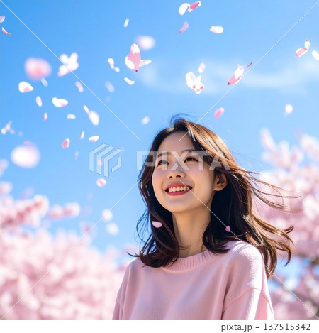 青空に舞う桜の花びらと笑顔が輝く春のポートレート 137515342