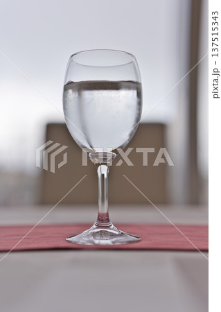 フレンチレストランのテーブルに置かれたワイングラスの水 137515343