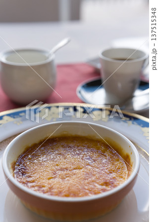 酒田市のフレンチレストランで提供されたデーザートのクレームブリュレ（焼きプリン） 137515348