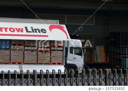 物流倉庫とトラック　イメージ 137515832