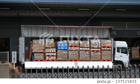 物流倉庫とトラック　イメージ 137515833