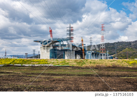 野焼き後の鵜殿ヨシ原で進む工事中の新名神高速道路 大阪府高槻市 野焼き後の鵜殿ヨシ原で進む工事中の新名神高速道路 大阪府高槻市 137516103