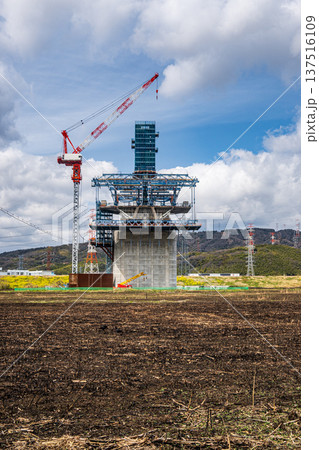 野焼き後の鵜殿ヨシ原で進む工事中の新名神高速道路　大阪府高槻市 137516109