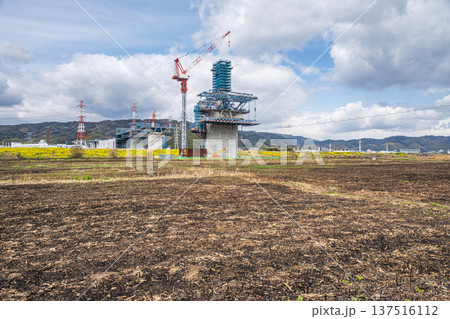 野焼き後の鵜殿ヨシ原で進む工事中の新名神高速道路 大阪府高槻市 野焼き後の鵜殿ヨシ原で進む工事中の新名神高速道路 大阪府高槻市 137516112