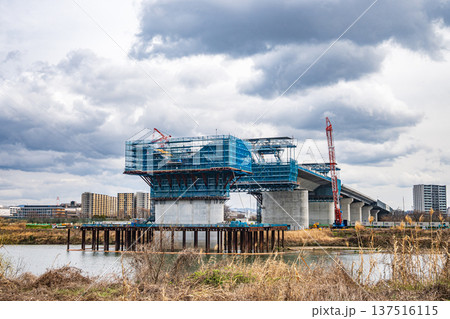 淀川に架かる工事中の新名神高速道路 大阪府高槻市 枚方市 淀川に架かる工事中の新名神高速道路 大阪府高槻市 枚方市 137516115