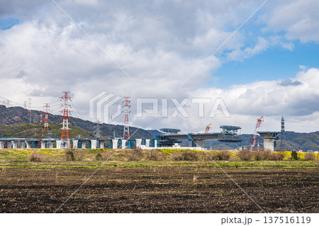 野焼き後の鵜殿ヨシ原で進む工事中の新名神高速道路 大阪府高槻市 野焼き後の鵜殿ヨシ原で進む工事中の新名神高速道路 大阪府高槻市 137516119