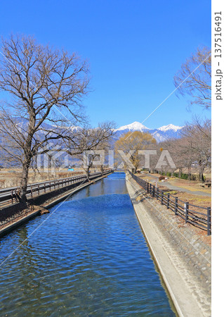 早春の安曇野 拾ヶ堰と北アルプス 早春の安曇野 拾ヶ堰と北アルプス 137516491