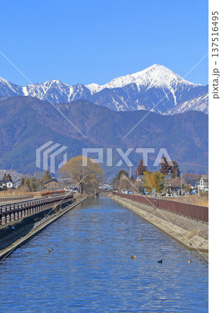 早春の安曇野　拾ヶ堰と北アルプス 137516495