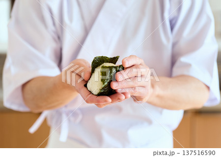 おにぎりに海苔を巻く料理人 137516590