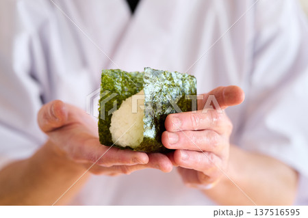 おにぎりに海苔を巻く料理人 おにぎりに海苔を巻く料理人 137516595