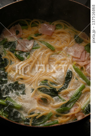 ほうれん草とベーコンのクリームパスタ ほうれん草とベーコンのクリームパスタ 137516868