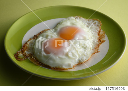 目玉焼き 137516908