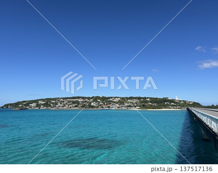 沖縄　北部　古宇利島　古宇利大橋　離島　エメラルドグリーン　青空　快晴　絵葉書　ウミガメ　ビーチ　 137517136