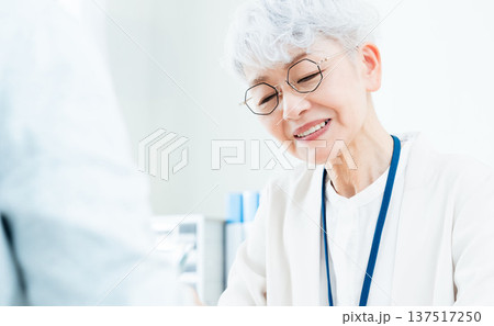 相談を受けるシニア女性 137517250