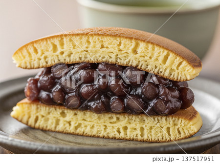 艶やかな粒あんのふっくらどら焼き 137517951