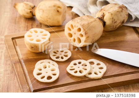 カットした蓮根 まな板の上の下ごしらえ カットした蓮根 まな板の上の下ごしらえ 137518398