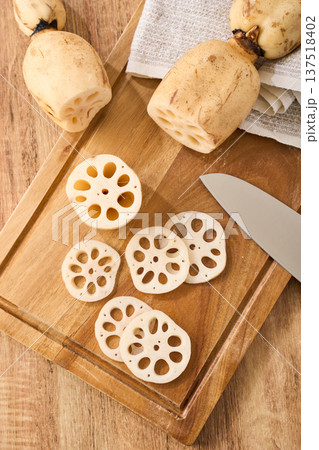 カットした蓮根 まな板の上の下ごしらえ 137518402