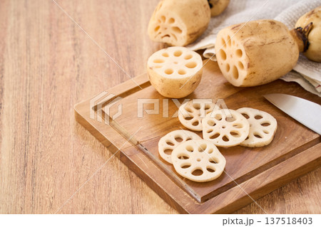 カットした蓮根 まな板の上の下ごしらえ カットした蓮根 まな板の上の下ごしらえ 137518403