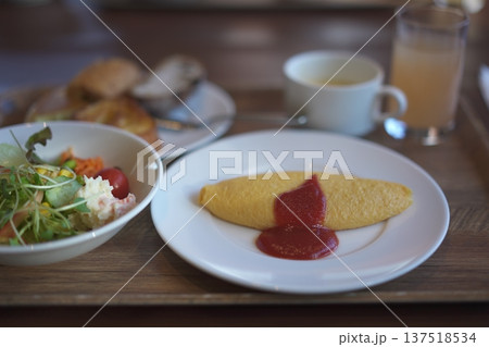 ホテルの朝食(オムレツ・サラダ) ホテルの朝食(オムレツ・サラダ) 137518534