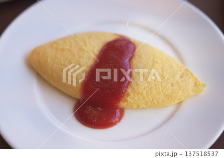 朝食バイキングでシェフが作ったオムレツ 朝食バイキングでシェフが作ったオムレツ 137518537