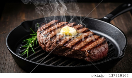 鉄板の上で焼かれた肉汁あふれるジューシーなビーフステーキ クローズアップ シズル感 137519165