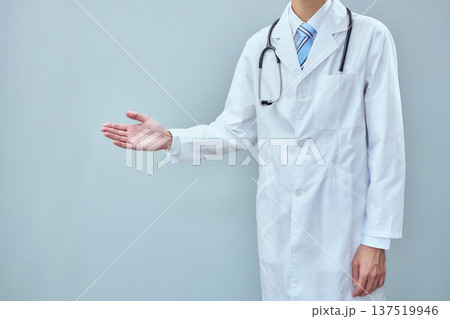 白衣の若い男性医師 医療イメージ 白衣の若い男性医師 医療イメージ 137519946
