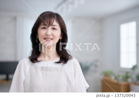 笑顔の素敵なミドル女性 137520043