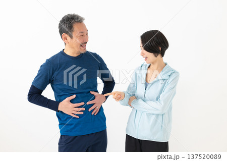 肥満を気にする男性 137520089