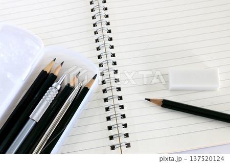 文房具　筆記用具　教育イメージ　コピースペース 137520124