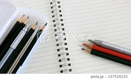 文房具　筆記用具　教育イメージ 137520125