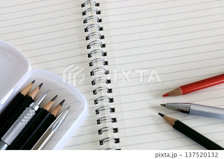 文房具　筆記用具　教育イメージ　コピースペース 137520132