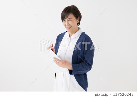 問診する女性 問診する女性 137520245