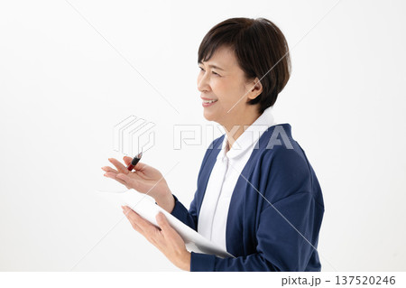 問診する女性 137520246
