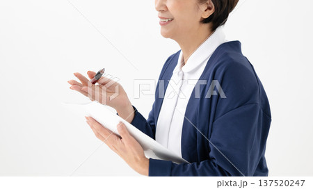 問診する女性 137520247