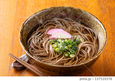 掛け蕎麦を食べる 掛け蕎麦を食べる 137520376