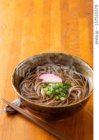 掛け蕎麦を食べる 掛け蕎麦を食べる 137520378