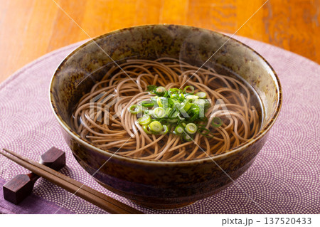 掛け蕎麦を食べる 掛け蕎麦を食べる 137520433