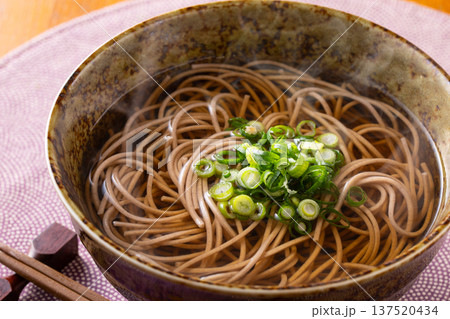 掛け蕎麦を食べる 掛け蕎麦を食べる 137520434