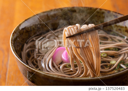 掛け蕎麦を食べる 掛け蕎麦を食べる 137520483