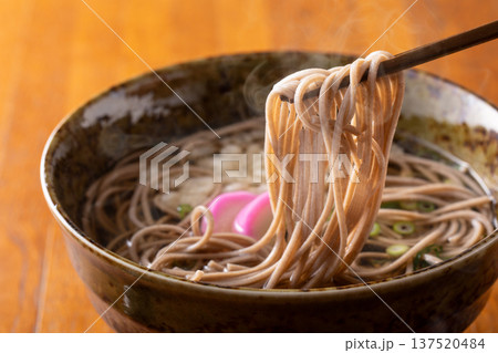 掛け蕎麦を食べる 掛け蕎麦を食べる 137520484