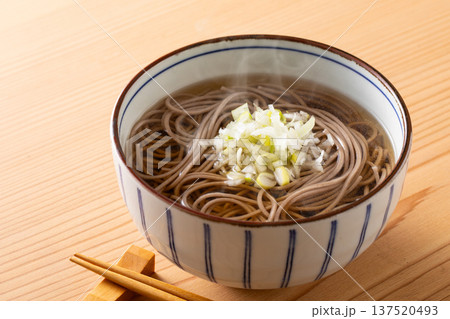 掛け蕎麦を食べる 掛け蕎麦を食べる 137520493
