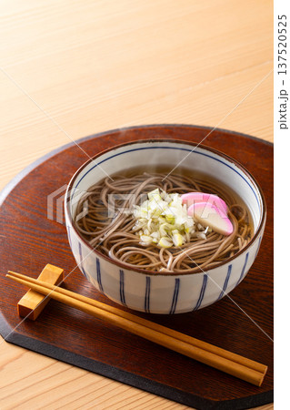 掛け蕎麦を食べる 掛け蕎麦を食べる 137520525