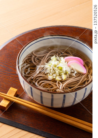 掛け蕎麦を食べる 掛け蕎麦を食べる 137520526