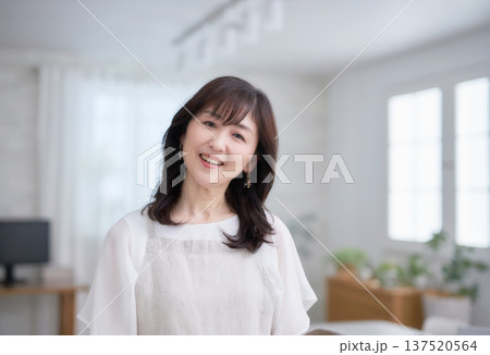 笑顔の素敵なミドル女性 笑顔の素敵なミドル女性 137520564