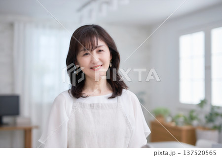 笑顔の素敵なミドル女性 137520565