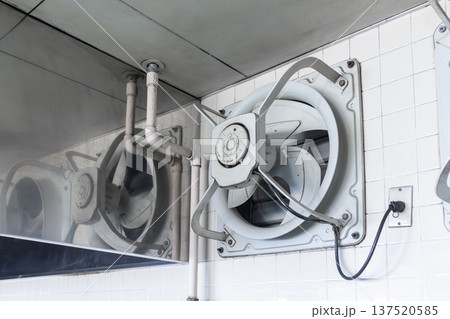 タイル壁に取り付けられた金属製業務用換気扇 タイル壁に取り付けられた金属製業務用換気扇 137520585