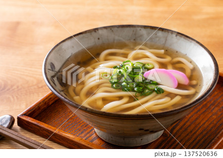 掛けうどんを食べる 掛けうどんを食べる 137520636